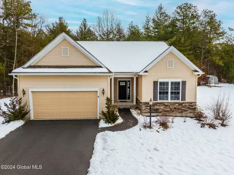 36 Wooden Ln, Queensbury, NY 12804