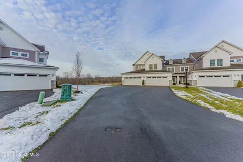23 Wardley Cir, Cohoes, NY 12047