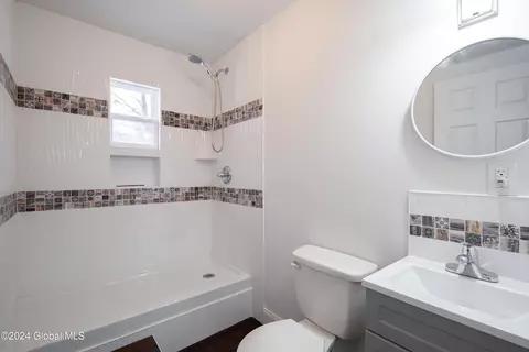Bath - 80 Elliott Ave, Schenectady, NY 12304 photo 2 of 2