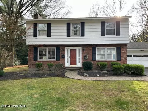 101 Woodhaven Dr, Glenville, NY 12302