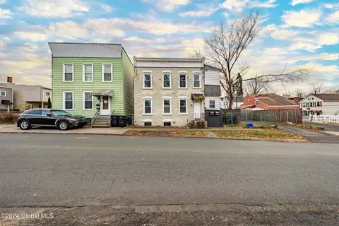 22 Cottage St, Troy, NY 12180