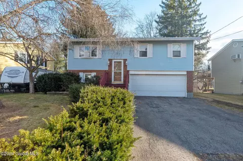 4 Red Oak Dr, Scotia, NY 12302