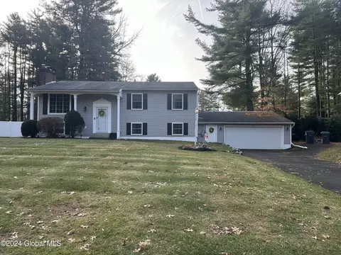 15 Pine Tree Pl, Clifton Park, NY 12065