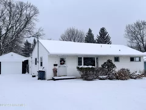 2 Buttercup Dr, Albany, NY 12211