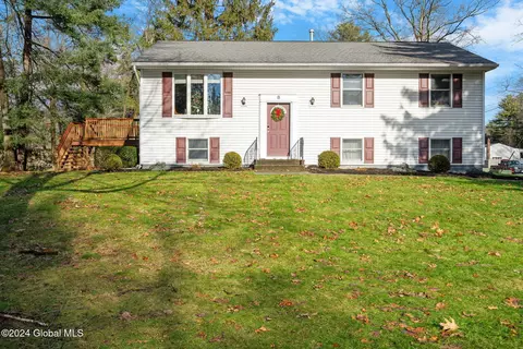 8 Tulip Ter, Clifton Park, NY 12065