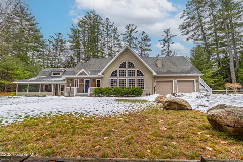 16 Heritage Ln, Pottersville, NY 12860