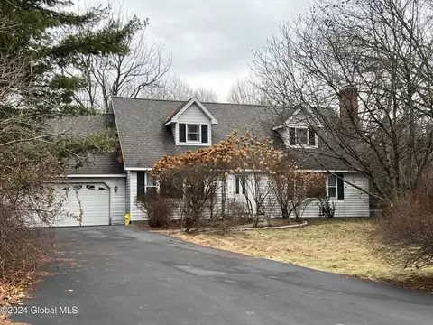 86 Hawthorn Dr, Valatie, NY 12184