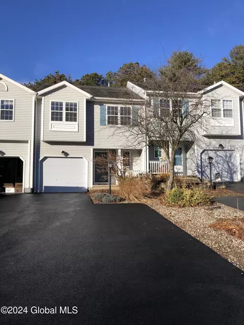 13 Fairwood Dr, Queensbury, NY 12804