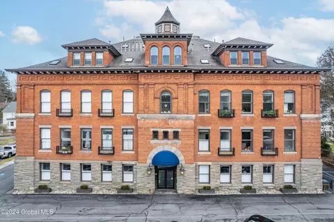 77 Van Dam St #205, Saratoga Springs, NY 12866