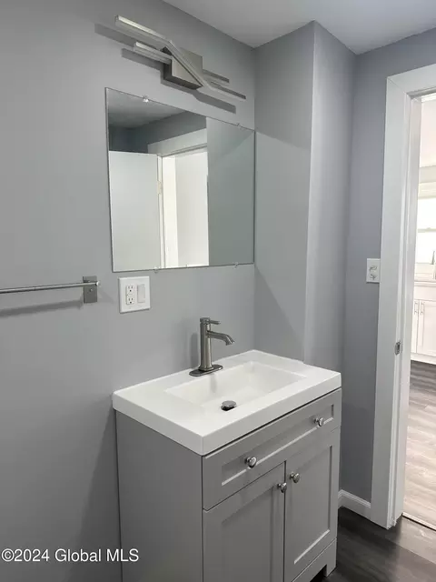 Bath - 7 Myrtle Ave, Schenectady, NY 12304 photo 3 of 6