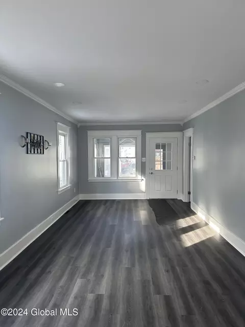 Living - 7 Myrtle Ave, Schenectady, NY 12304 photo 1 of 2