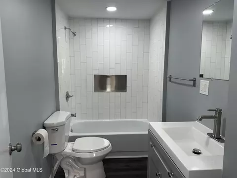 Bath - 7 Myrtle Ave, Schenectady, NY 12304 photo 1 of 6