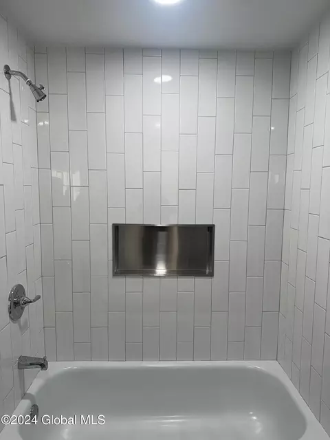 Bath - 7 Myrtle Ave, Schenectady, NY 12304 photo 2 of 6