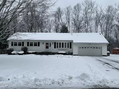 8 Cotton Ct, Clifton Park, NY 12065