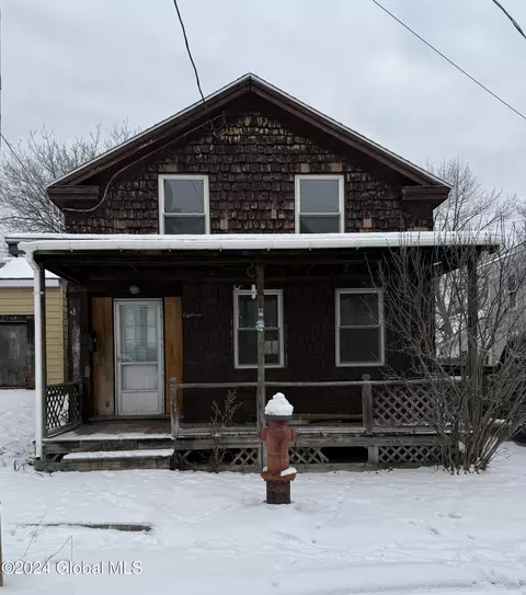 18 Boardman St, Whitehall, NY 12887