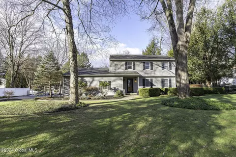 32 Campus Club Dr, Guilderland, NY 12084