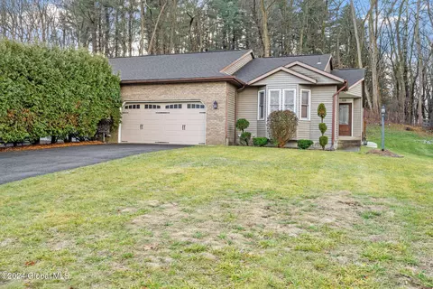 108-110 Stone Ridge Ct, Altamont, NY 12009