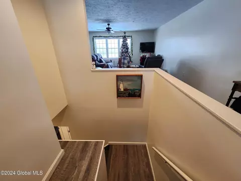 Entry Way - 145 Redtail Rdg, Cobleskill, NY 12043 photo 2 of 4