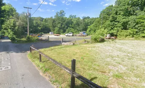 3 Burrett Ln, Troy, NY 12180