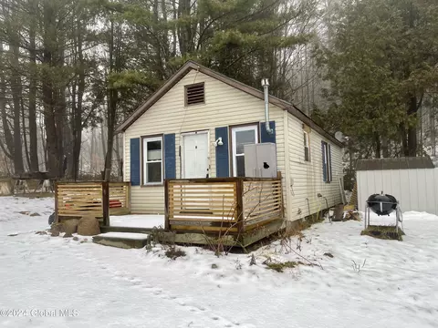932 Hayesburg Rd, Brant Lake, NY 12815