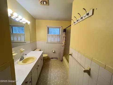 Bath - 3123 Spawn Rd, Schenectady, NY 12303 photo 1 of 3