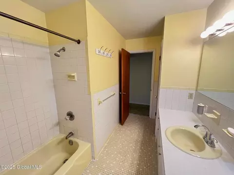 Bath - 3123 Spawn Rd, Schenectady, NY 12303 photo 2 of 3