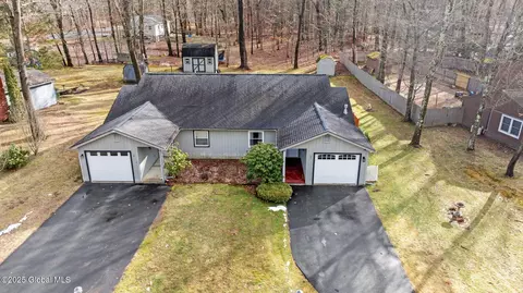 7 Glenbrook Dr, Clifton Park, NY 12065