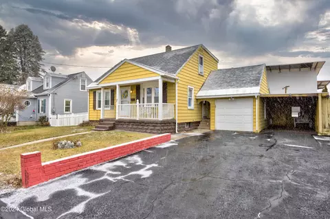 37 Dott Ave, Colonie, NY 12205