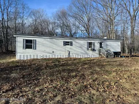 5 Grove Ave, Willsboro, NY 12996