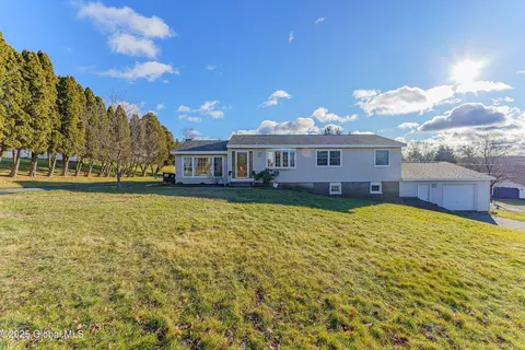 2 Roberts Dr, Troy, NY 12180