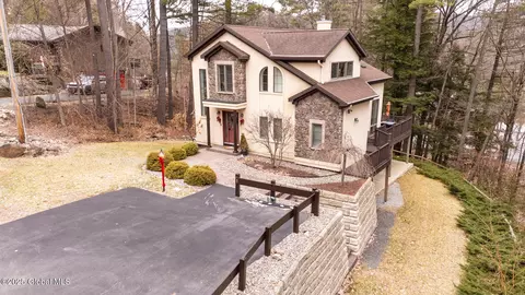 8 Schermerhorn Dr, Lake George, NY 12845