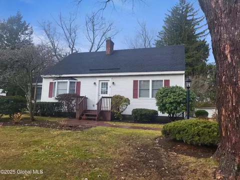 8 Vagele Ln, Glenmont, NY 12077