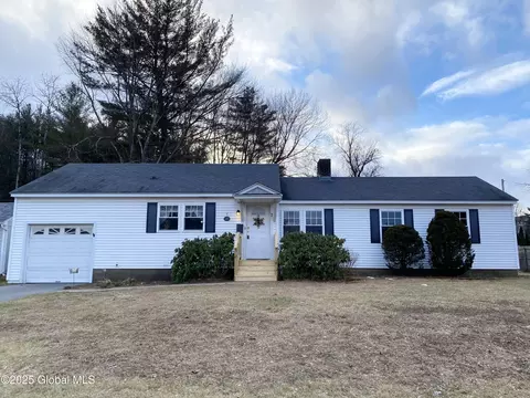 7 Hughes Ct, Queensbury, NY 12804