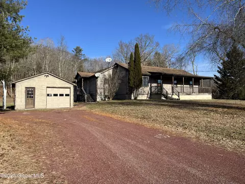 933 Chamberlain Mills Rd, Salem, NY 12865