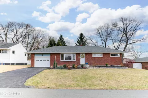 4 Buttercup Ln, Albany, NY 12211