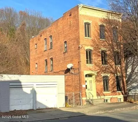 180 Hill St, Troy, NY 12180