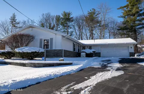 130 Maplewood Dr, Schenectady, NY 12302