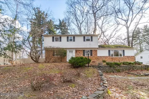 8 Tanglewood Dr, Ballston Lake, NY 12019