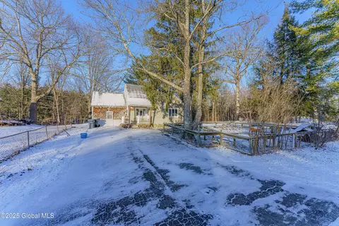 15 E Side Dr, Ballston Lake, NY 12019