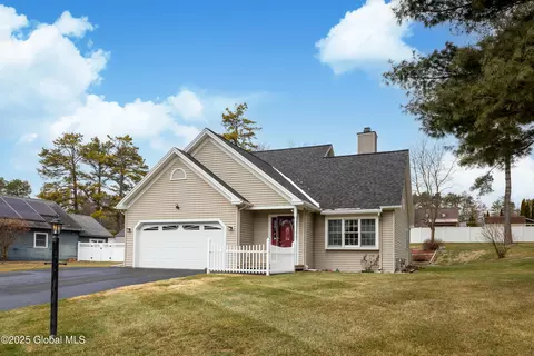 8 Maple Dr, Queensbury, NY 12804
