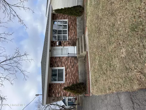32 Joanne Ct, Albany, NY 12209
