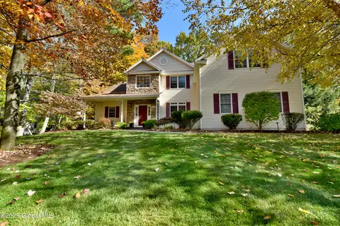 102 Fieldstone Dr, Wilton, NY 12831