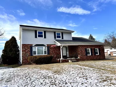 8 Davinci Pl, Latham, NY 12110