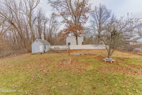 Exterior - 413 Feura Bush Rd, Glenmont, NY 12077 photo 5 of 11