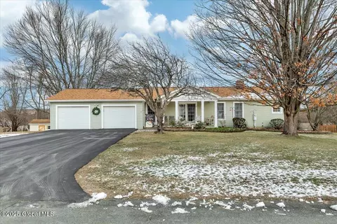5 Washington Dr, Troy, NY 12180
