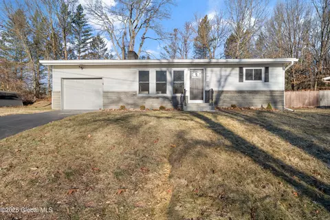 13 Gadsen Ct, Colonie, NY 12205