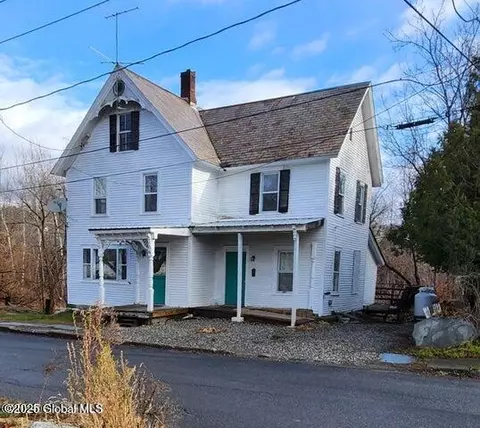 14 Glen St, Granville, NY 12832