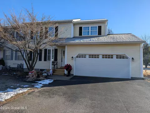 4 Old Chatham Ct, Malta, NY 12020