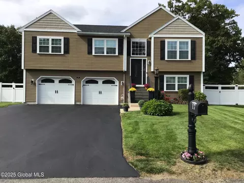 17 Kenjack Ter, Colonie, NY 12205