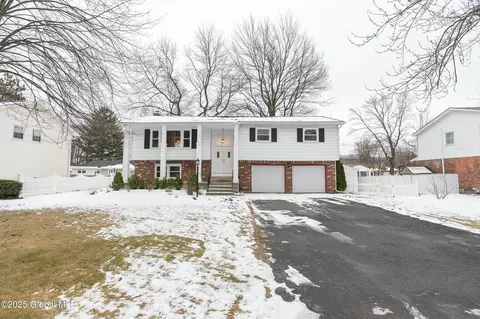 53 Delafield Dr, Colonie, NY 12205
